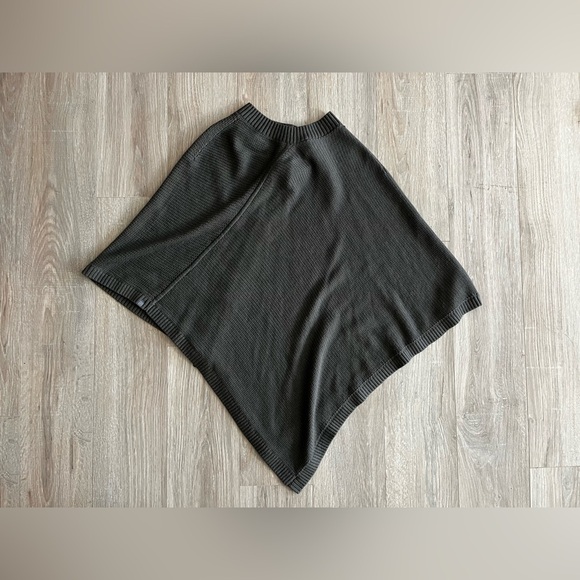 Lululemon Women’s On The Go Poncho Grey Sage -
One Size - Picture 9 of 10